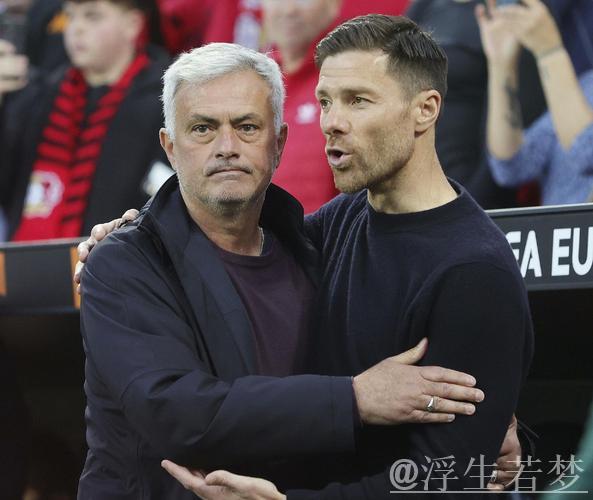 阿隆索主动拥抱瓜迪奥拉表达敬意